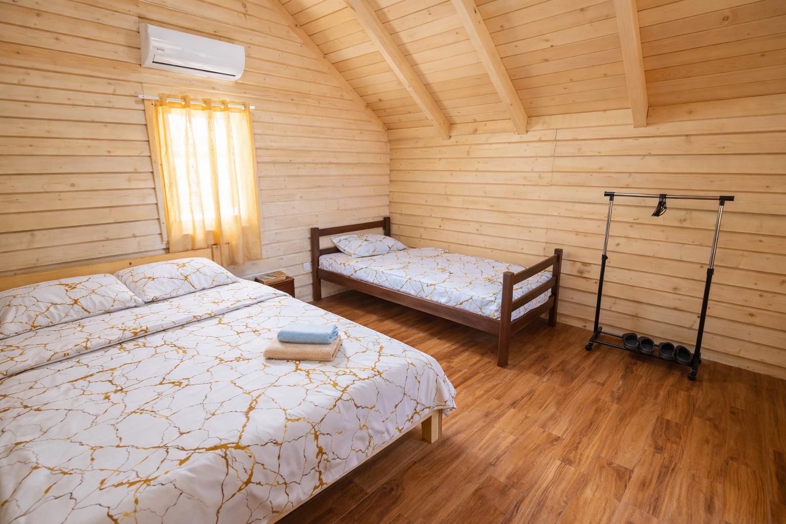 Unutrašnjost brvnare u Etno selu Vidikovac sa francuskim i jednokrevetnim ležajem na Sjenickom jezeru