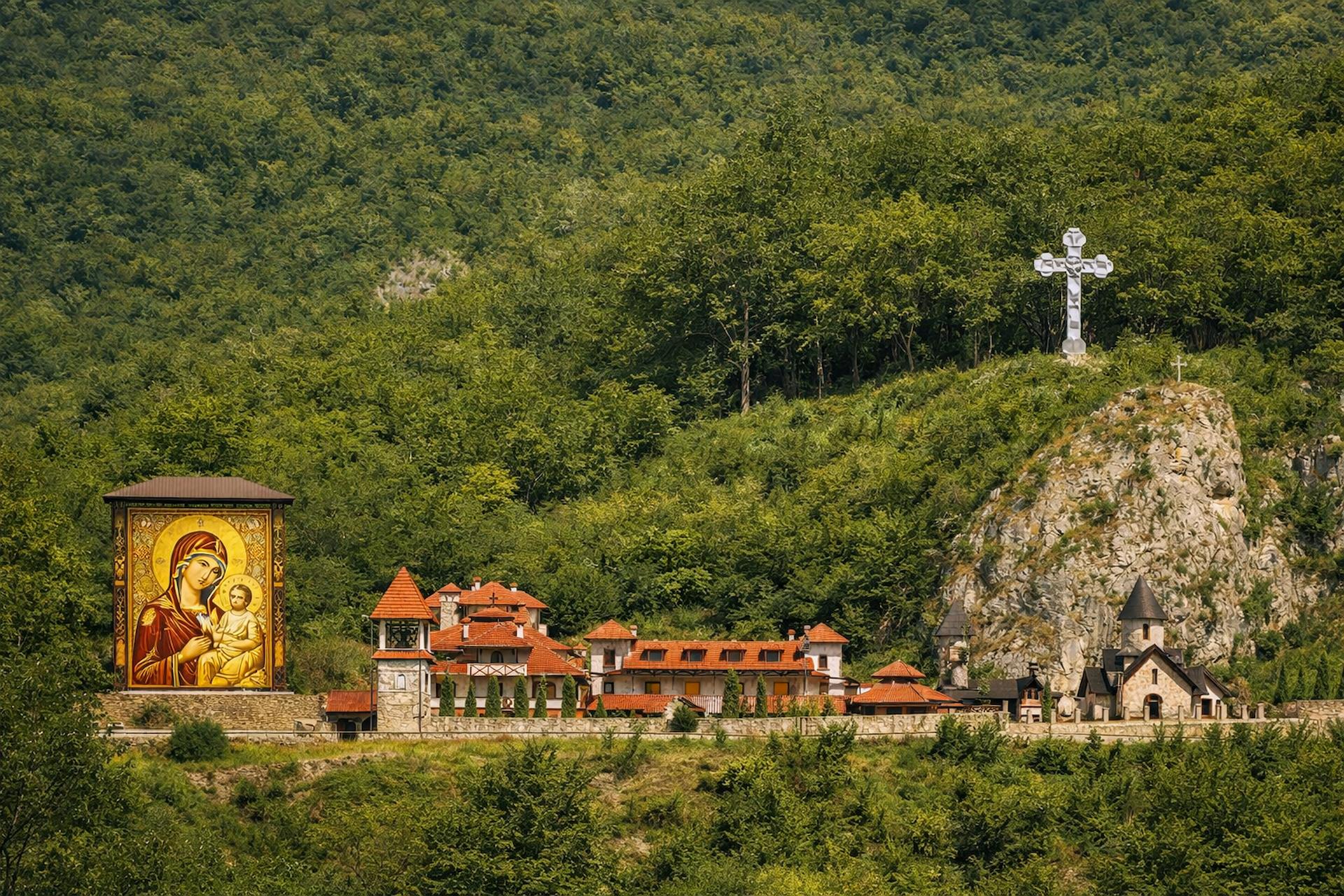 Манастир Куманица код Сјенице у долини реке Лим окружен природом.